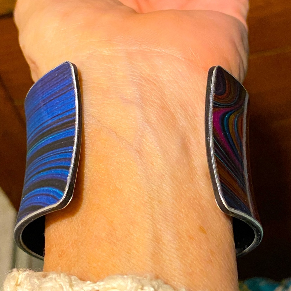 BUNDLE SALE 5/$25! Funky wide cuff,black lucite/multicolor metallic swirl - Picture 11 of 11